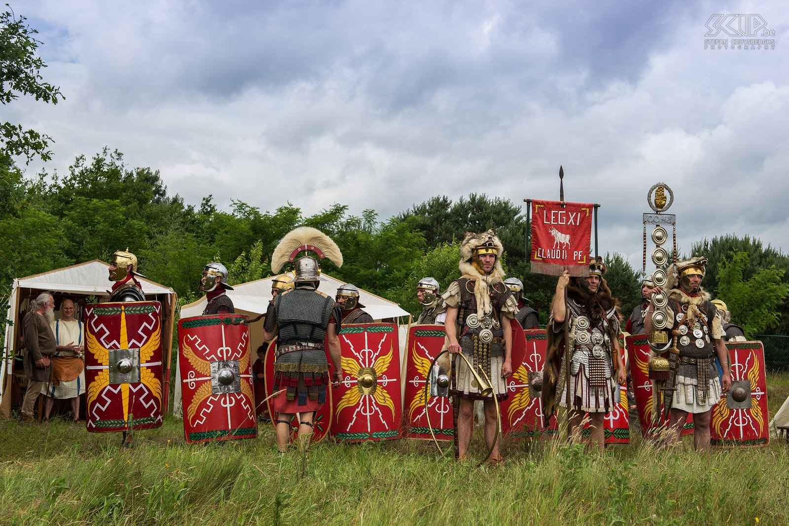 Historia Mundi - Roman legion In June the Historia Mundi event took place in Lommel. During two days many groups came together to do re-enacting and living history. Based on historical research all groups tried to reproduce cloths, weapons, tents, crafts, ... Many of these people know their piece of history very detailed and are very enthusiastic when telling about it. I made a series of photos of prehistoric people, Romans, medieval knights, soldiers from the Renaissance, Scottish Highlanders, German soldiers from WWI, ... Stefan Cruysberghs